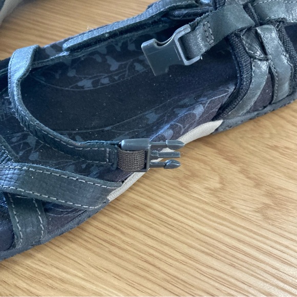 Merrell Size 11 Black Strappy Sandals - Picture 3 of 6
